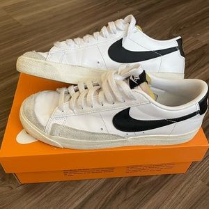 Nike Women’s Blazer ‘77 Low Sneakers - Size 8 EUC
